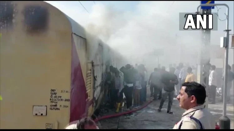 Maharastra: शालीमार एक्सप्रेस ट्रेन में लगी आग , यात्री सुरक्षित