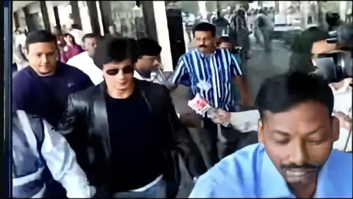 New Delhi: शाहरुख खान को मुंबई एयरपोर्ट पर कस्टम ने रोका; शारजाह से 18 लाख की घड़ियां लाए थे, 7 लाख रुपए का जुर्माना लगा