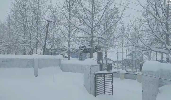हिमाचल में बर्फबारी के बाद मुश्किलें बढ़ी:3 NH,496 सड़कें, 908 बिजली ट्रांसफॉर्मर 2 दिन से बंद, सैकड़ों परिवारों की रात अंधेरे में बीती