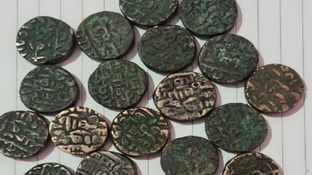 Hardoi में खुदाई में मिले फारसी लिखे सिक्के, मजदूरों ने चुपके से गांव में बेचे, पुलिस ने किए जब्त