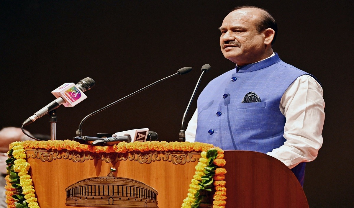 छात्रों को लक्ष्य तय कर उसे पाने लिए कड़ी मेहनत करनी चाहिए : ओम बिरला