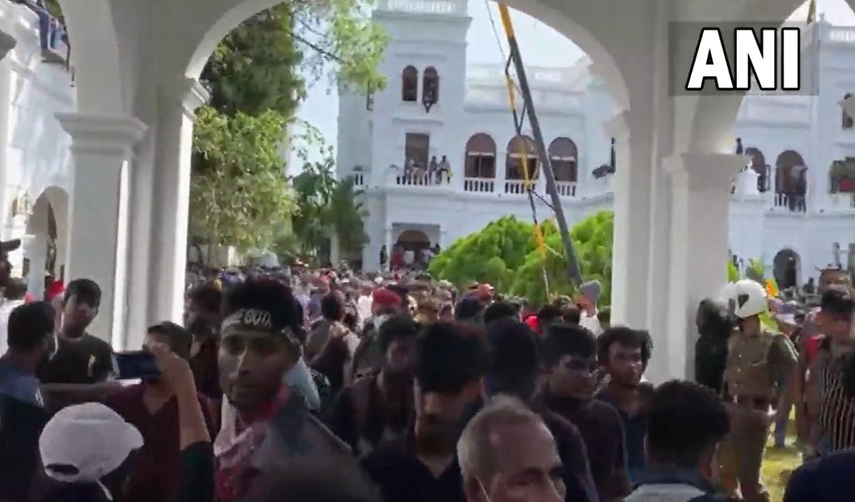 श्रीलंका में PM आवास पर प्रदर्शनकारियों का कब्जा