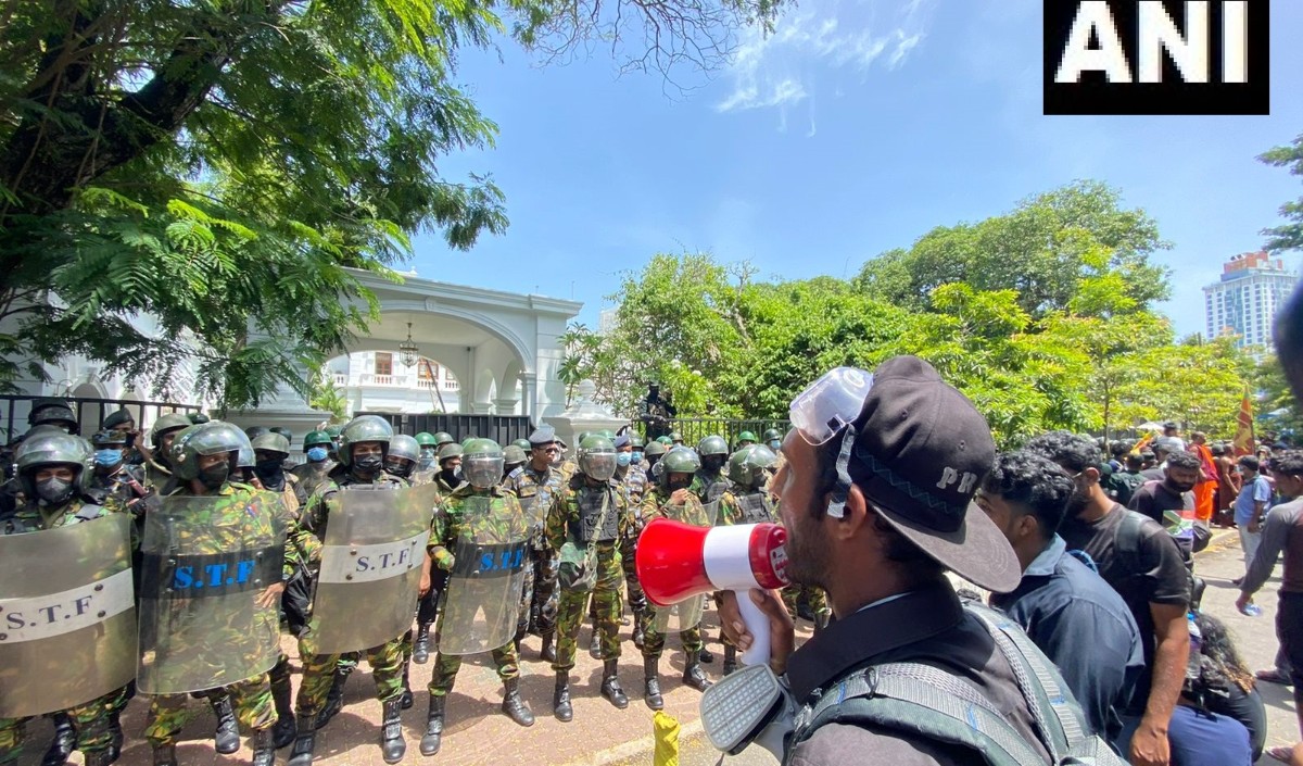 राष्ट्रपति गोटबाया राजपक्षे देश छोड़कर भागने के बाद श्रीलंका में लगा आपातकाल दंगाईयों ने खोया आपा