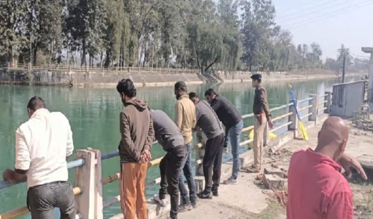 सेल्फी लेते नहर में डूबे छात्र छात्रा एक का शव बरामद