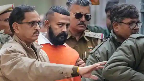 New Delhi: Jail में Sukesh के पास से डेढ़ लाख रुपये की चप्पल, 80 हजार रुपये की जींस बरामद