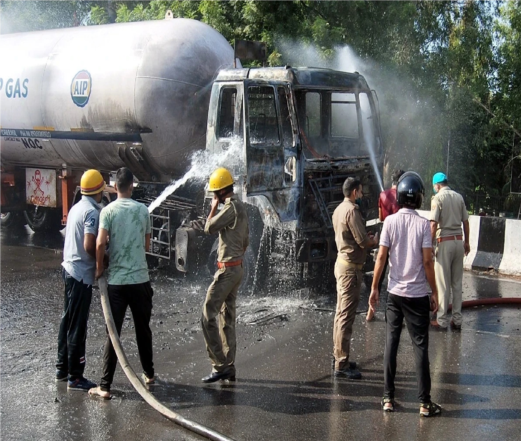 ओडिशा: बस से टकराने के बाद दुकान पर पलटा टैंकर, चार लोगों की मौत, 13 घायल