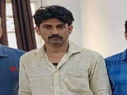 आगरा...102 करोड़ की टैक्स चोरी का मास्टर माइंड गिरफ्तारCGST की टीम ने घर से पकड़ा 691