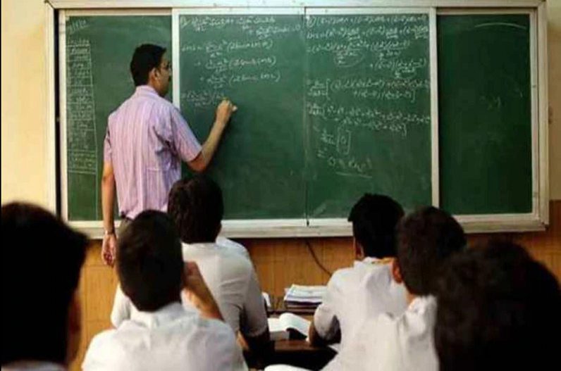 Arunachal Pradesh: आंदोलन कर रहे शिक्षकों ने परीक्षाओं का बहिष्कार करने का फैसला टाला