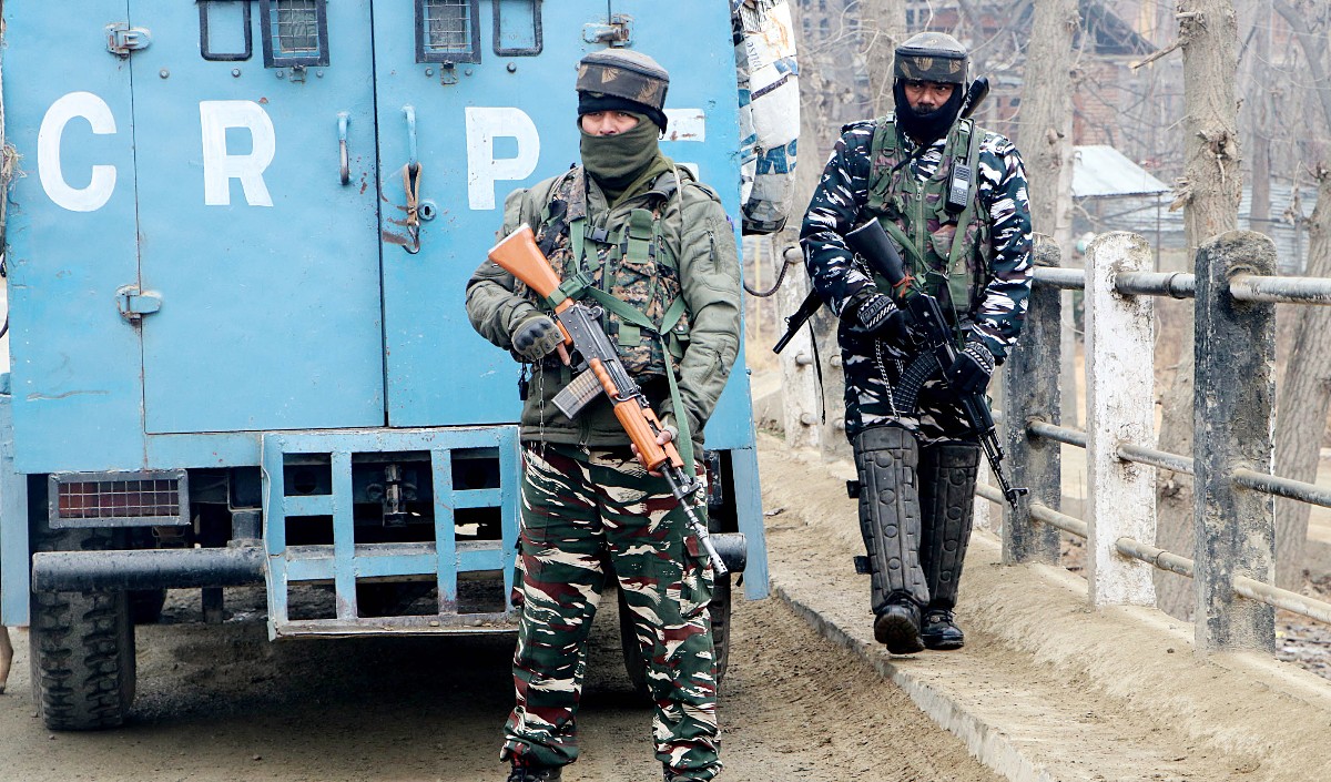 जम्मू कश्मीर के बांदीपुरा में आतंकवादी हमले में एक पुलिसकर्मी शहीद चार अन्य घायल