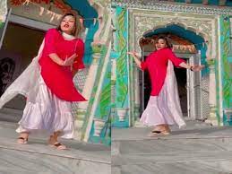 छतरपुर में सेकेंड हैंड जवानी गाने पर थिरकी लड़की बवाल शुरू महंत बोले- मंदिरों को बदनाम न करें