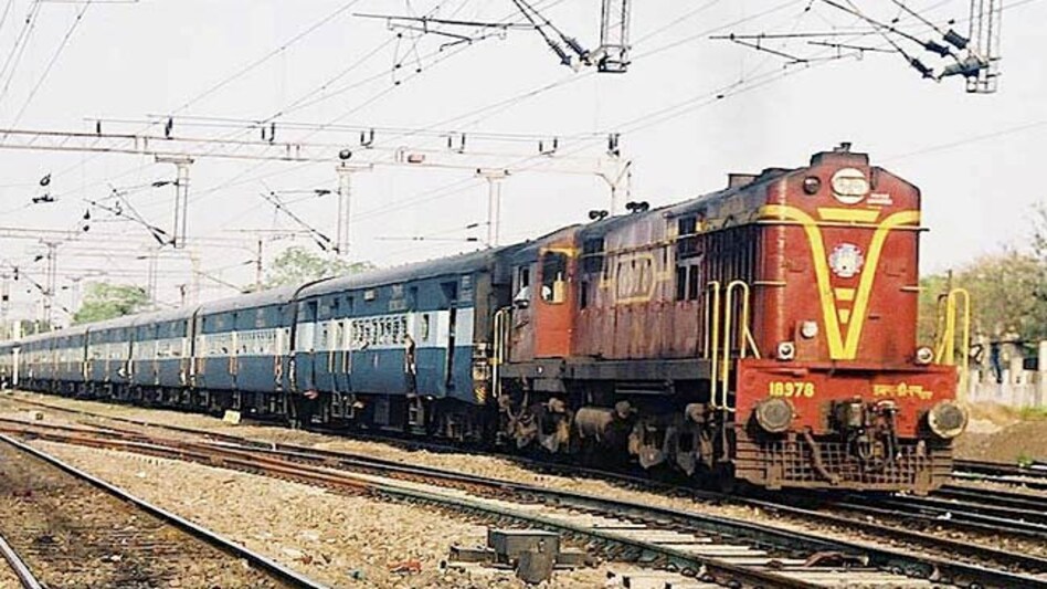 New Delhi:आर्थिक तंगी से परेशान व्यक्ति ने दी ट्रेन के आगे कूदकर जान