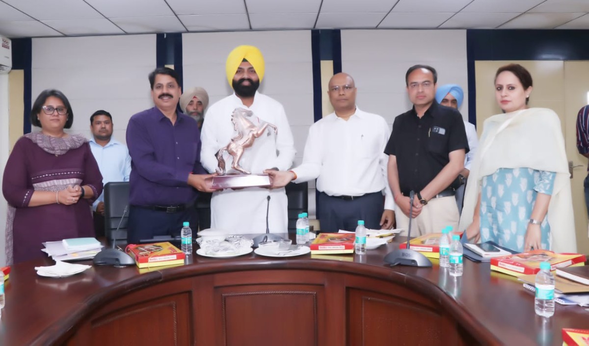 डिफॉल्टर बस ऑपरेटरों को जल्द से जल्द टैक्स जमा करवाने की हिदायत