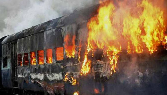 गाजियाबाद में EMU ट्रेन में लगी आग: पेंट का डिब्बा कोच के ऊपर गिरा था,आग लगते ही यात्री कूदकर भागने लगे