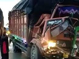 ग्रेटर नोएडा...ईस्टर्न पैरिफेरल एक्सप्रेस वे में हादसा:तेज रफ्तार कैंटर ने मारी टक्कर