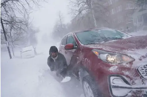अमेरिका में बर्फीले तूफान से मौत 38 लोगों की.गाड़ियों में शव मिल रहे लोगों के 