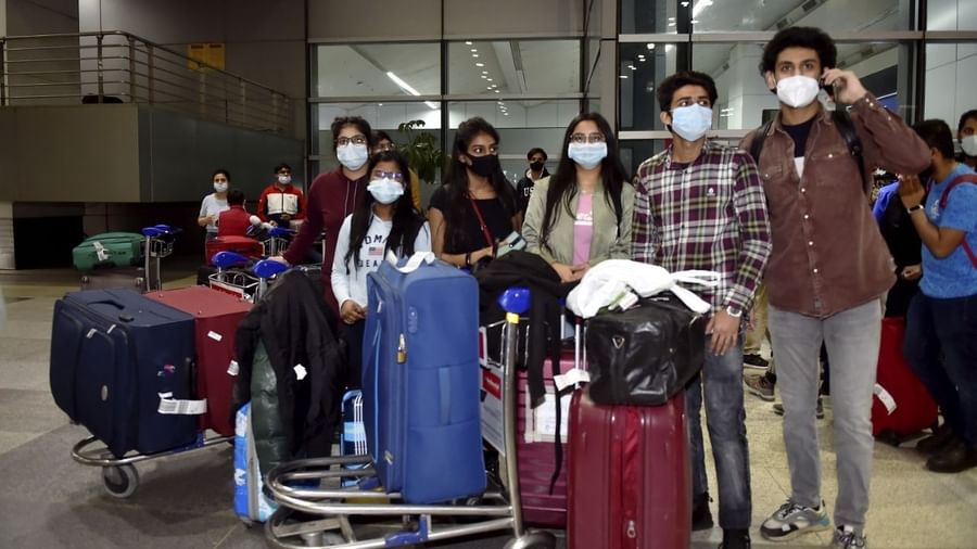 यूक्रेन से भारतीयों की एक और खेफ स्वदेश पहुंची आज सुबह छात्र समेत 182 भारतीय उतरे नई दिल्ली