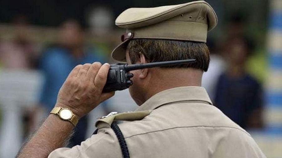 खाकी पर दाग: कानपुर में अवैध हिरासत में रखकर वसूली का मास्टर माइंड था IPS अफसर वाराणसी में रेप का आरोपी दारोगा बर्खास्त
