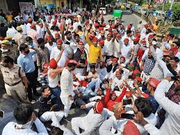 मुरादाबाद ... हाईवे पर धरना देकर बैठे रालोद कार्यकर्ता:लखीमपुर खीरी जाने से रोका तो टोल पर बैठे