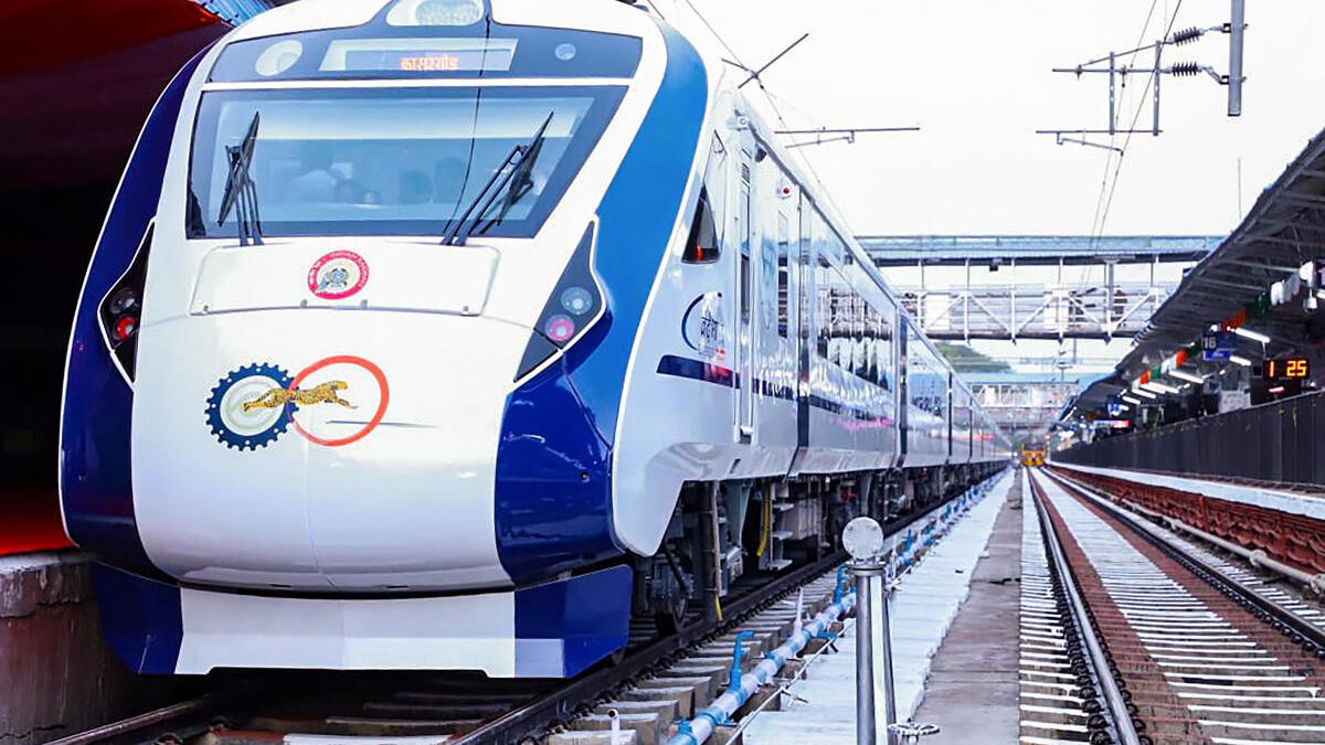 प्रधानमंत्री मोदी ने गांधीनगर-मुंबई के बीच वंदे भारत एक्सप्रेस ट्रेन को हरी झंडी दिखायी