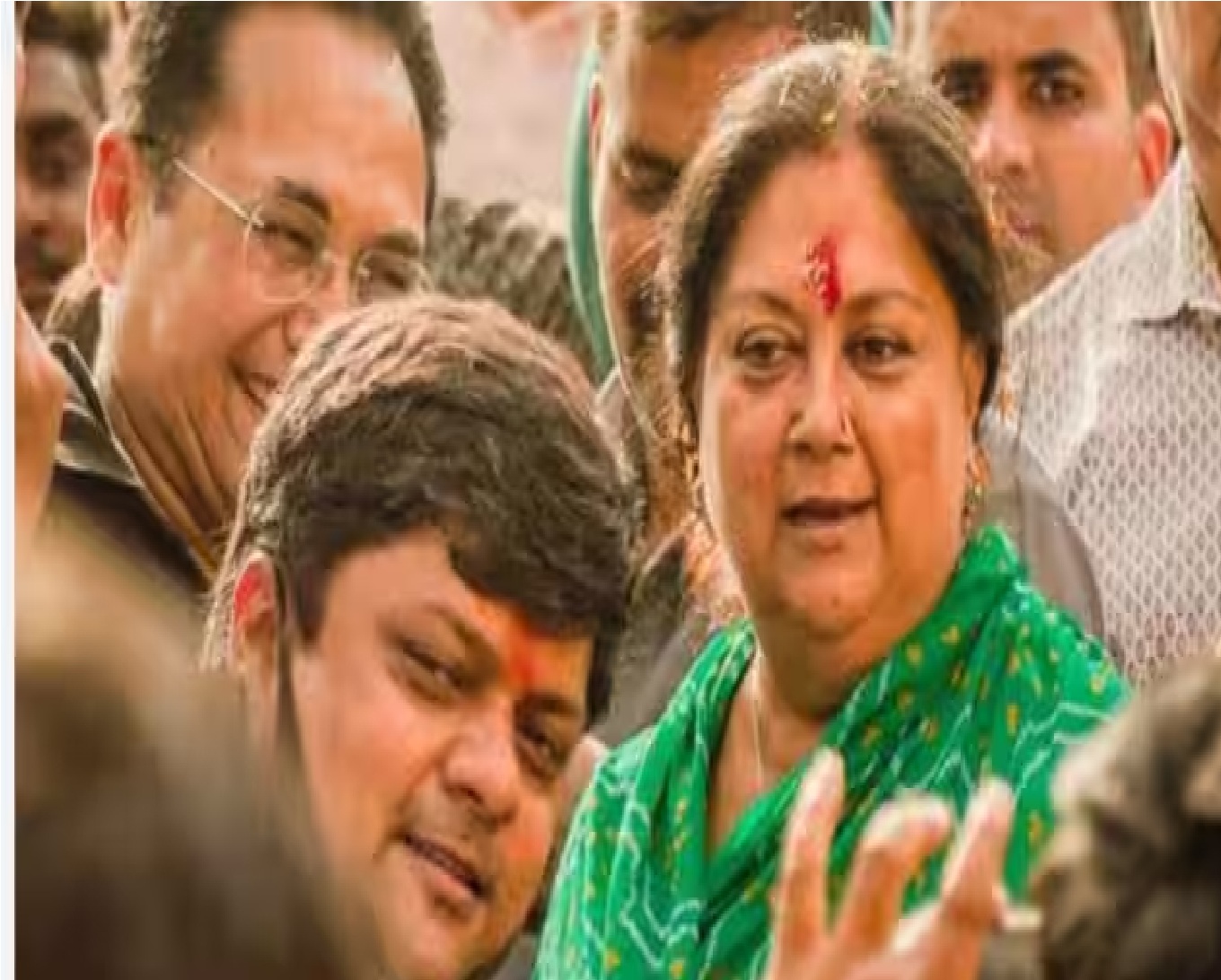 Vasundhara Raje ने भव्य रोड़ शो के बाद नामांकन दाखिल किया, CM की दौड़ में बेटे दुष्यंत का नाम आगे बढ़ाया