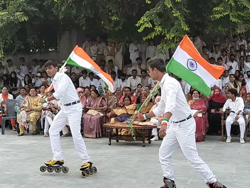 स्वतंत्रता दिवस पर घर-घर लहराया तिरंगा अलीगढ़ में बच्चों से लेकर बुजुर्गों तक में दिखा उत्साह