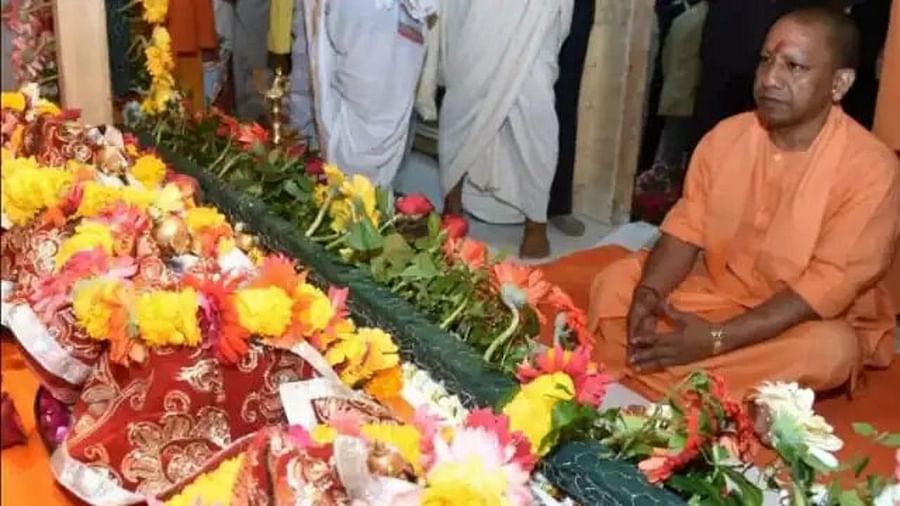 सीएम योगी ने श्रीराम लला के दर्शन कर की पूजा अर्चना, आज गोरखपुर में मनाएंगे वनटांगियों के साथ दिवाली